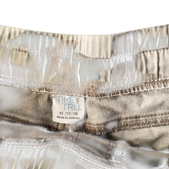 Time and Tru Green and Tan Cargo Shorts with Camouflage Pattern size (xl) - Picture 2 of 3